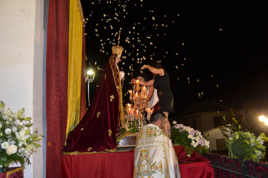 Al solemne acto celebrado el miércoles asistieron una decena de Hermandades, párrocos y representantes políticos de la Comarca de Alhama y numeroso público. Además del bastón de mando impuesto por la alcaldesa de Arenas, Francisca García, la Guardia Civil y Protección Civil le impusieron las medallas al mérito civil, con la colaboración de la vestidora de la Virgen, Nuni Torres.