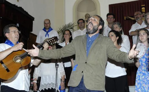 El tenor José Luis Zapata cantando en el homenaje a Domingo Reinoso.