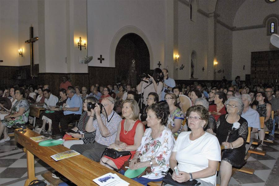 El tenor participó en el reconocimiento que le brindó la coral polifónica de Cádiar al artista de cuerda Domingo Reinoso 'El Molinero'
