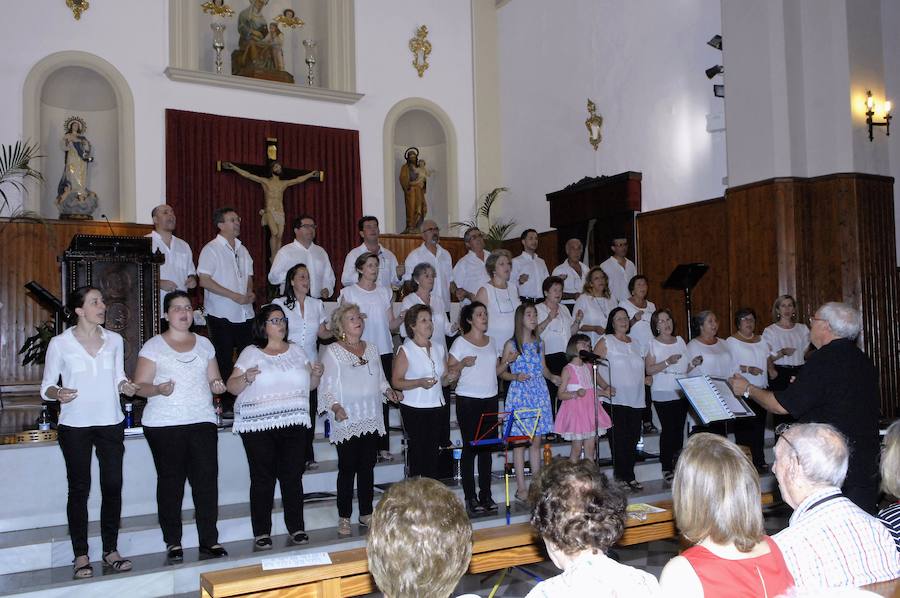 El tenor participó en el reconocimiento que le brindó la coral polifónica de Cádiar al artista de cuerda Domingo Reinoso 'El Molinero'