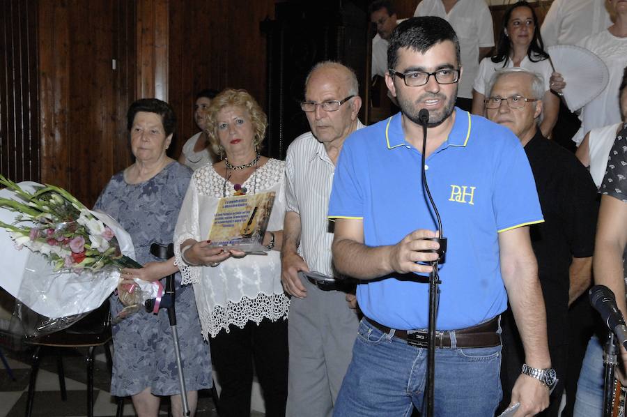 El tenor participó en el reconocimiento que le brindó la coral polifónica de Cádiar al artista de cuerda Domingo Reinoso 'El Molinero'