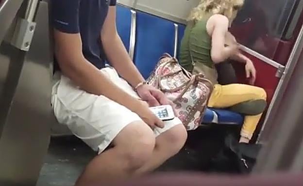 Graban a una mujer en el metro maltratando brutalmente a su perro