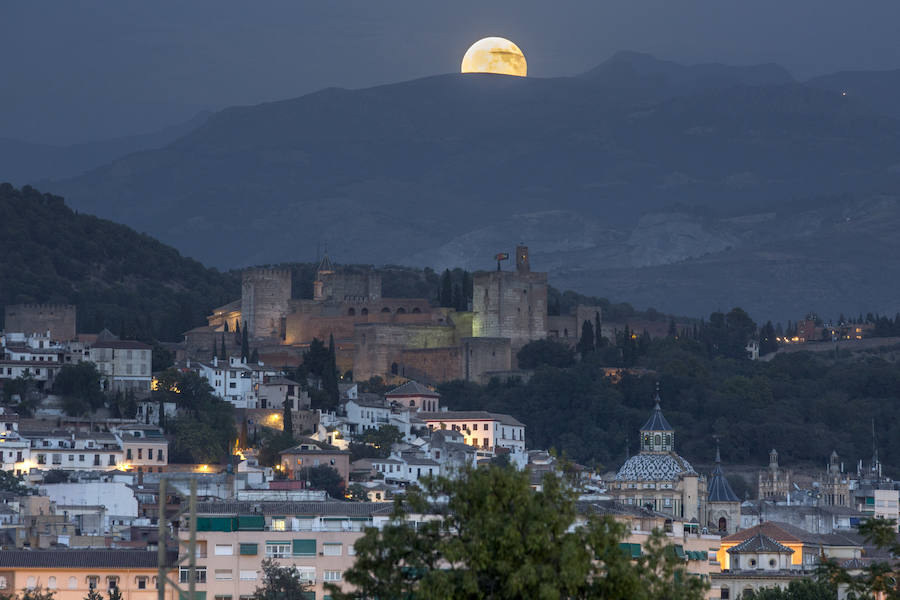 El segundo eclipse lunar de este año se ha podido ver en la provincia nazarí desde las 21.10 horas