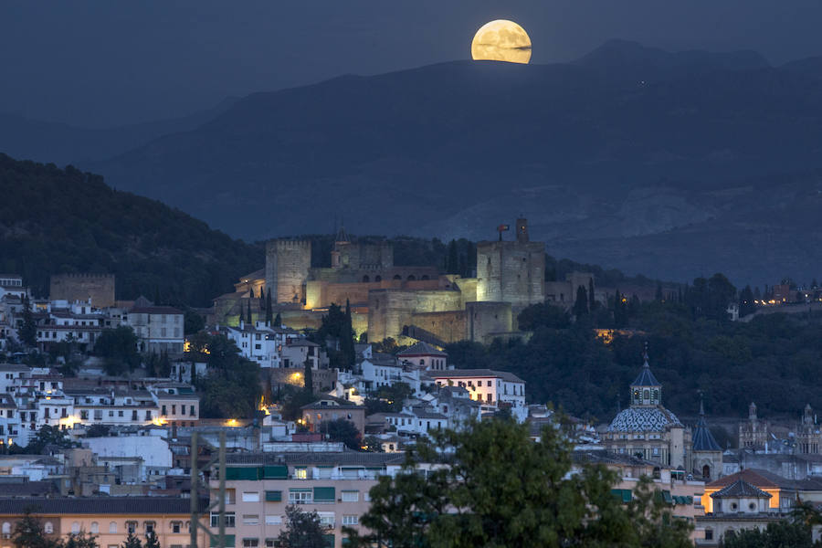 El segundo eclipse lunar de este año se ha podido ver en la provincia nazarí desde las 21.10 horas