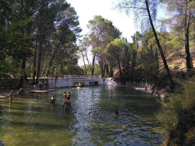 Piscina natural de la Peña del Olivar con agua del arroyo de los Molinos, en el municipio de Siles.