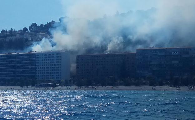 Incendio en un pinar junto a la playa de Velilla