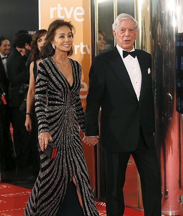 La pareja, en una gala en Madrid. A la izquierda, la exclusiva de '¡Hola!'.