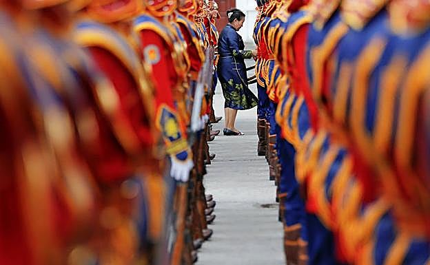 Nominchuluunukhaanzayamunkherdeneenkhtuguldur