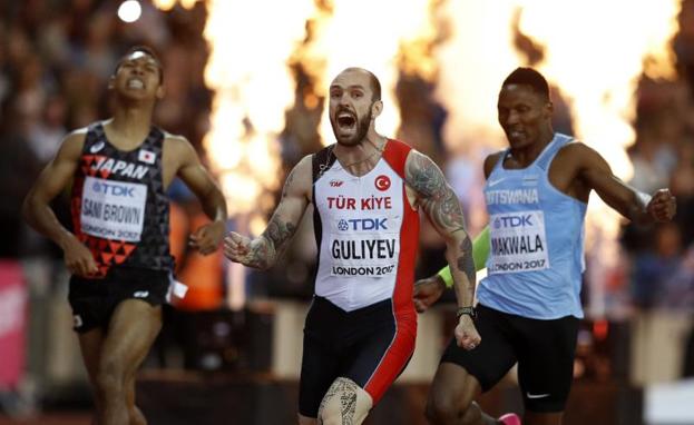 Ramil Guliyev celebra su triunfo.