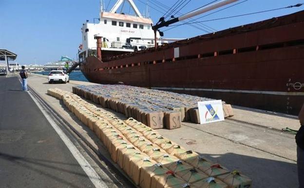Los marineros transportaba unos 600 fardos de hachís ocultos en su bodega.