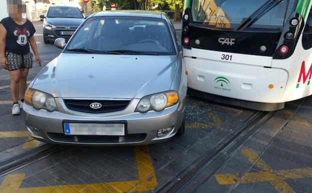 Herida una mujer en el choque del metro y un coche en Maracena