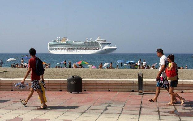 Un crucero se encamina hacia los muelles de la capital frente a las playas de El Zapillo. 
