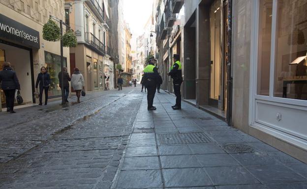 Imagen de archivo de dos agentes de la Policía Local de Granada.