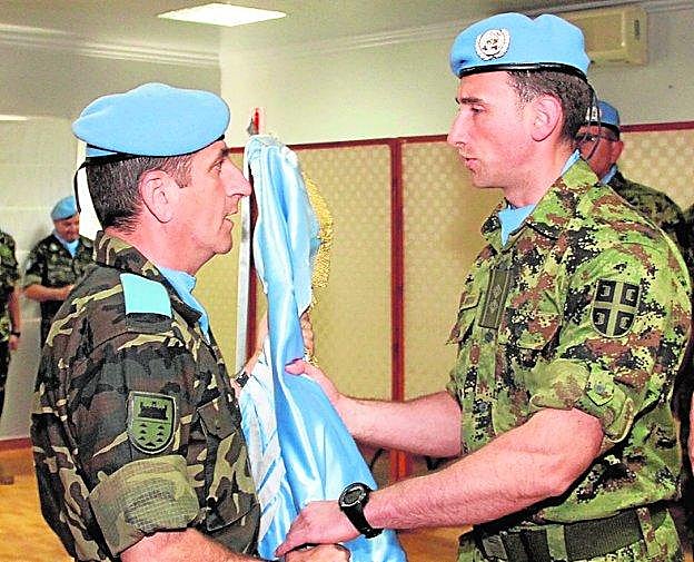 El general Aguado entrega el mando ala compañía serbia. 