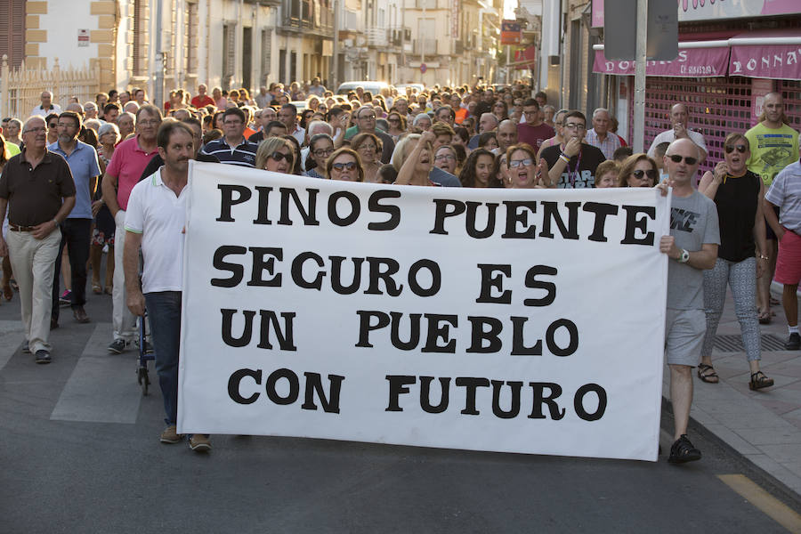 Casi mil ciudadanos se manifestaron ayer tras sufrir varios incidentes en los últimos días, como una quema de contenedores y un intento de incendio en el Ayuntamiento