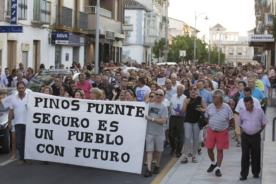 Casi mil ciudadanos se manifestaron ayer tras sufrir varios incidentes en los últimos días, como una quema de contenedores y un intento de incendio en el Ayuntamiento