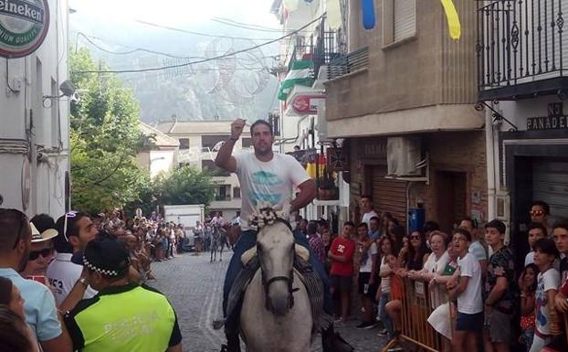 Güéjar celebra hasta el martes sus fiestas patronales con carreras de cintas a caballo y fachadas decoradas