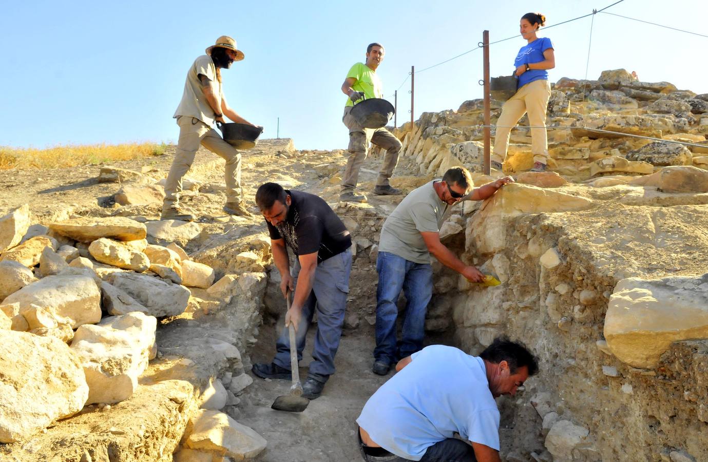 Voluntarios y trabajadores se unen en verano para poder seguir descubriendo uno de los yacimientos más importantes de Andalucía