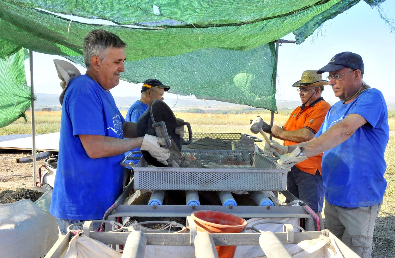 Voluntarios y trabajadores se unen en verano para poder seguir descubriendo uno de los yacimientos más importantes de Andalucía