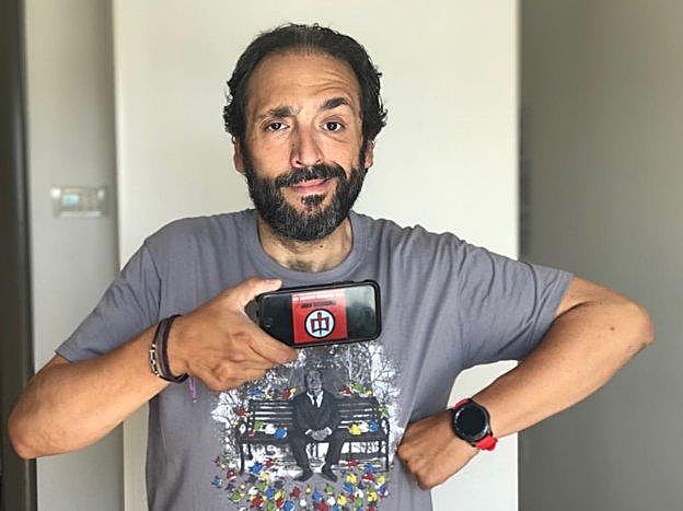 Zapata, en Italia, sostiene sobre la figura de Hitchcock un móvil con la carátula del disco.