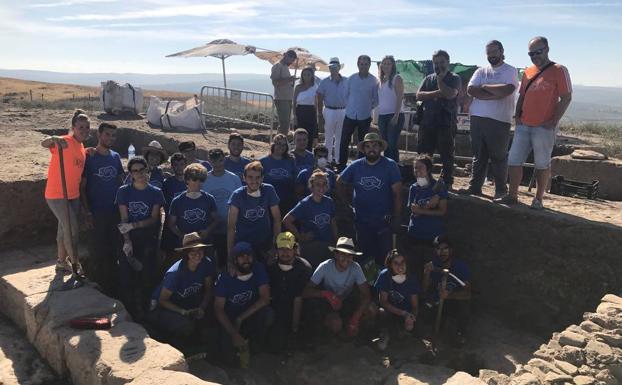 Participantes del Campo de Trabajo de Cástulo del IAJ, junto a autoridades.