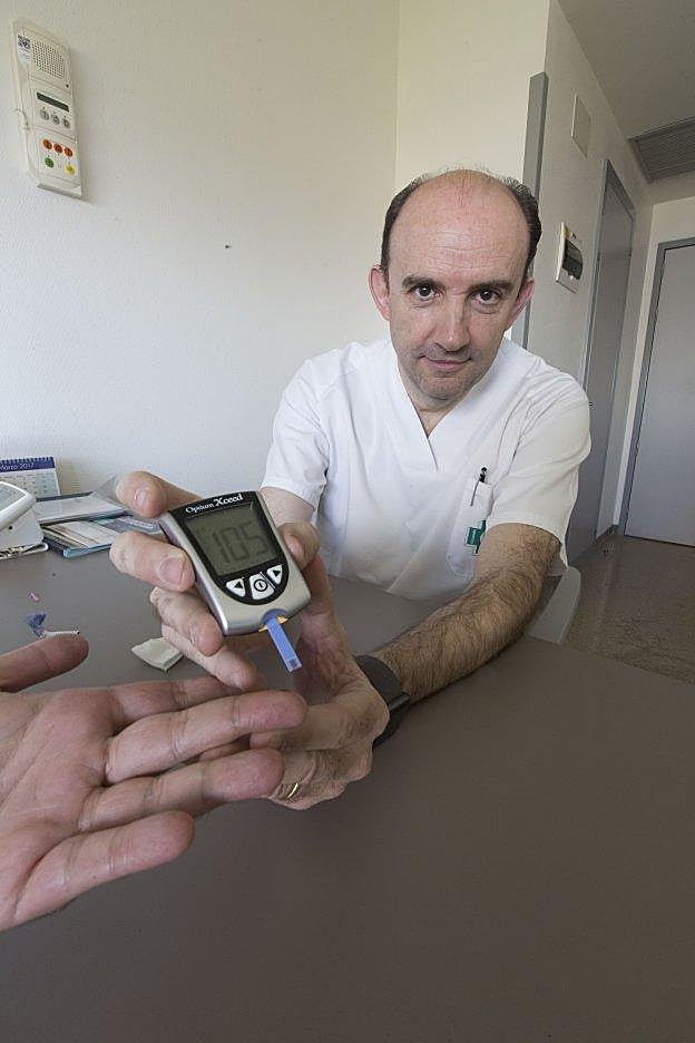 El doctor Miguel Quesada, con un medidor de diabetes.