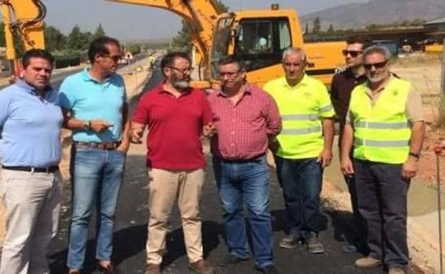 Recta final en las obras del carril bici entre La Puerta de Segura y Puente de Génave con trabajos de asfaltado