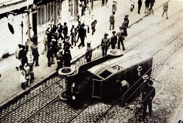 Huelga de 1917 en Granada. En la imagen un coche volcado por los manifestantes durante las revueltas en la Gran Vía.