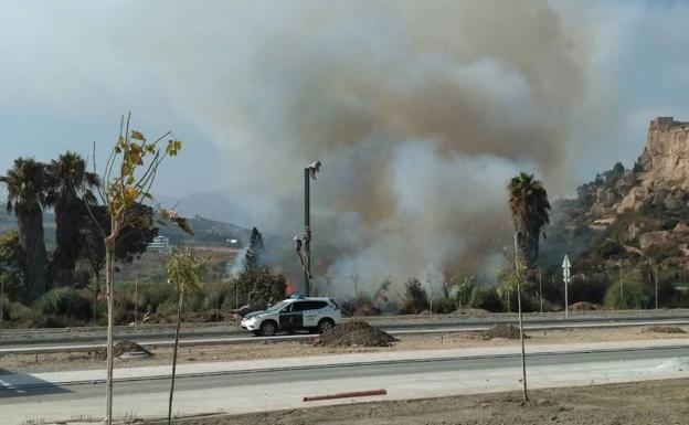 Los bomberos extinguen el fuego en Salobreña mientras surge otro en Playa Granada