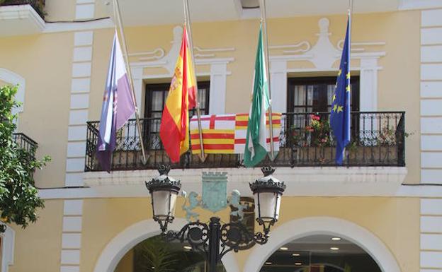 Bandera de Barcelona instalada en el balcón del Ayuntamiento.