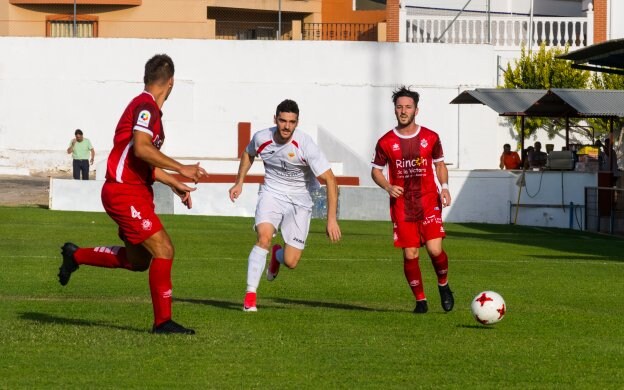 Vitu lucha por un balón en un partido en el que su equipo no estuvo todo lo acertado que le hubiera gusta arriba.