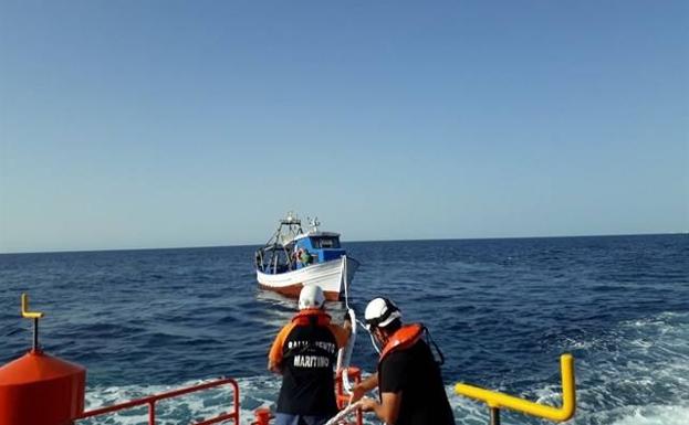 Salvamento Marítimo remolca a un pesquero que quedó a la deriva con tres tripulantes