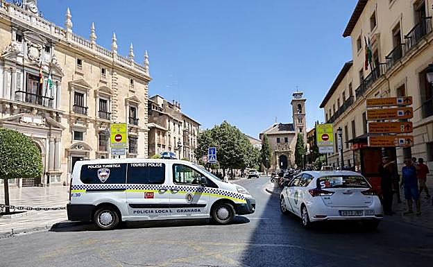 Un coche en el acceso a Plaza Nueva.