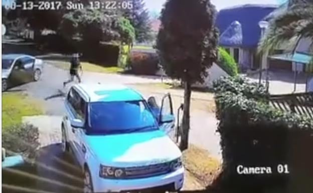 La increíble reacción de una mujer evita que les roben su coche y los secuestren