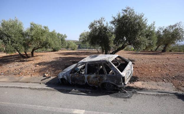 Imagen de un vehículo que ha ardido entre Albolote y Calicasas y que podría estar relacionado con el suceso. 