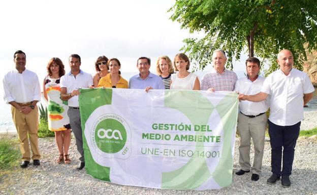 Acto de entrega de una de las banderas en Castell.