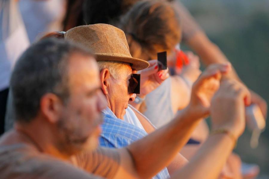 Granada se convirtió ayer en el mejor balcón para observar el eclipse parcial de sol. Numerosos granadinos se echaron a la calle en lugares como el Mirador de San Miguel Alto o el de San Nicolás para disfrutar del fenómeno, que no se volverá a repetir de nuevo hasta dentro de siete años