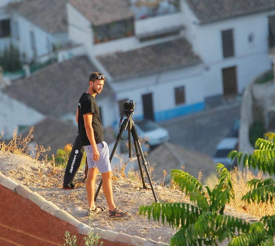 Granada se convirtió ayer en el mejor balcón para observar el eclipse parcial de sol. Numerosos granadinos se echaron a la calle en lugares como el Mirador de San Miguel Alto o el de San Nicolás para disfrutar del fenómeno, que no se volverá a repetir de nuevo hasta dentro de siete años