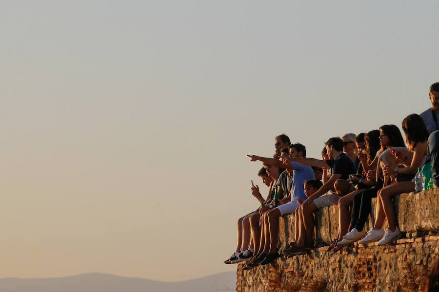 Granada se convirtió ayer en el mejor balcón para observar el eclipse parcial de sol. Numerosos granadinos se echaron a la calle en lugares como el Mirador de San Miguel Alto o el de San Nicolás para disfrutar del fenómeno, que no se volverá a repetir de nuevo hasta dentro de siete años