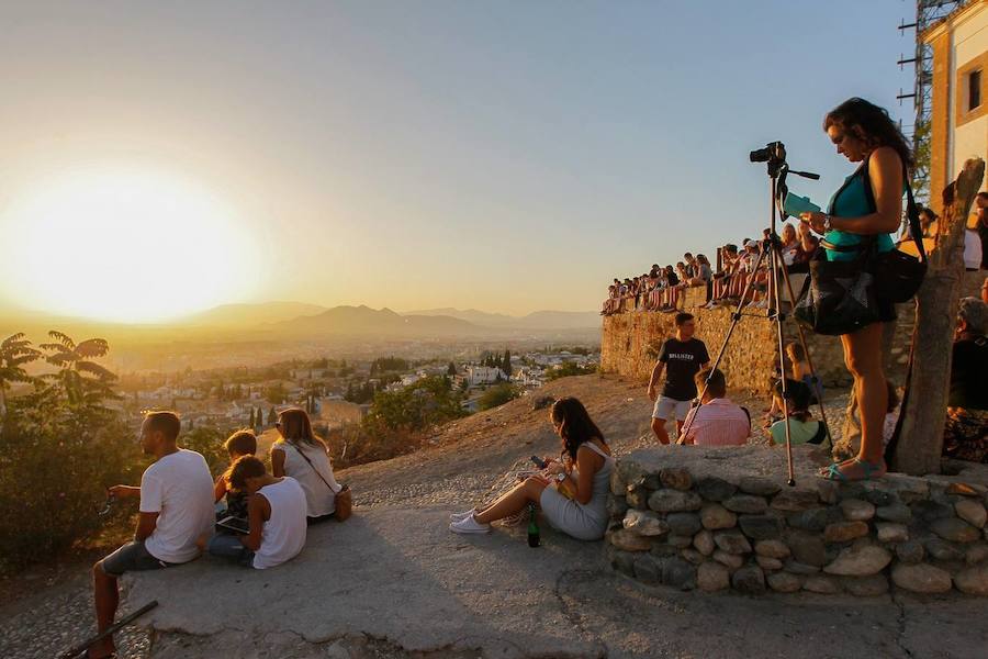 Granada se convirtió ayer en el mejor balcón para observar el eclipse parcial de sol. Numerosos granadinos se echaron a la calle en lugares como el Mirador de San Miguel Alto o el de San Nicolás para disfrutar del fenómeno, que no se volverá a repetir de nuevo hasta dentro de siete años