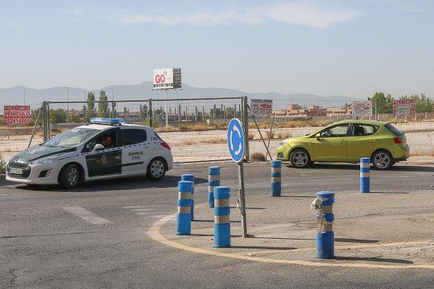 La Guardia Civil y el vehículo verde utilizado por los atracadores.