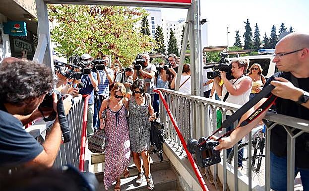 La hermana de Juana Rivas, ante los medios.