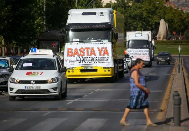 Las autoescuelas de Granada se movilizaron el mes pasado. :: fermín rodríguez