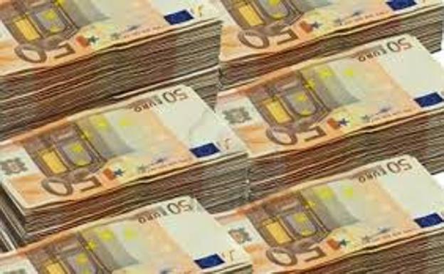 Encuentra un maletín con 6.500 euros en efectivo y se lo entrega a la policía local