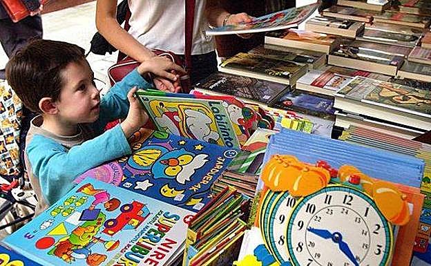 La Junta impulsa el fomento de la lectura en verano en nueve poblaciones a través del servicio de Bibliopiscina