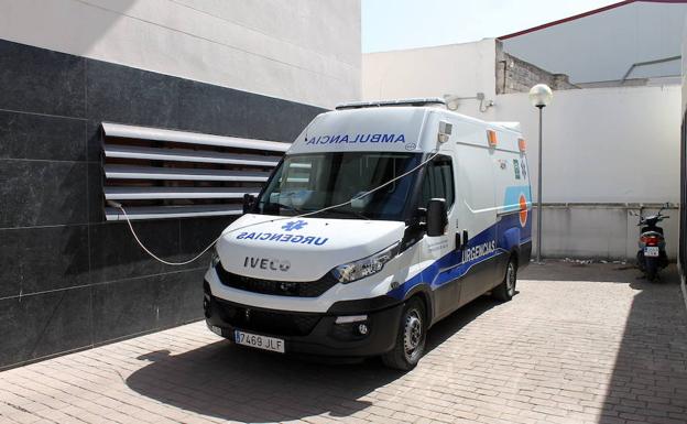 Ambulancia aparcada en la puerta de un centro de salud de Málaga.