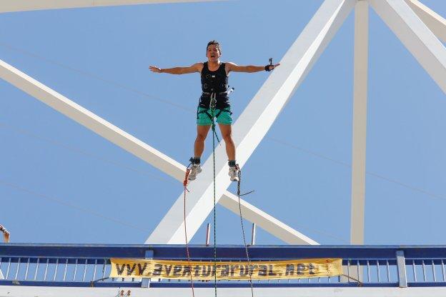 Un joven se lanza desde el puente Tablate antes de la prohibición.