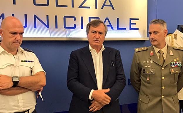 Luigi Brugnaro, en el centro.