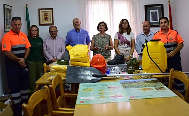 La Junta entrega equipos de protección y ayuda contra incendios a voluntarios en Huétor Santillán