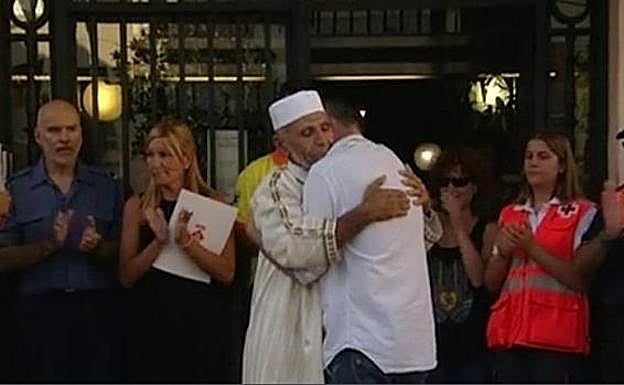 El emocionante abrazo del padre del niño de 3 años muerto en La Rambla con el imán de Rubí